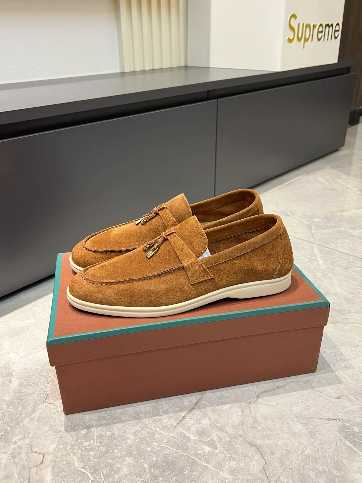 Men's shoes 💰p360 "Loro men's shoes 💰pian'*" Classic L men's shoes for couples 💰p Top version British flat loafers, a must-have item in old money style, the minimalist design is eye-catching and durable, a plus point for dressing The soft foot feel and texture are outstanding. They don’t scratch your feet and are very nice. They are matched with soft and waxy soles. They can be worn daily for a long time without getting tired. They are easy to wear, versatile and classic items, with perfect foot feel and texture! Imported cashmere fabric, the lining is made of imported A-grade water-dyed cow lining, the top version of the genuine leather midsole is sewn with pure handmade mark thread! Size: Female 35-40 (34. Customized) Male 38-44 (45.46. Customized)